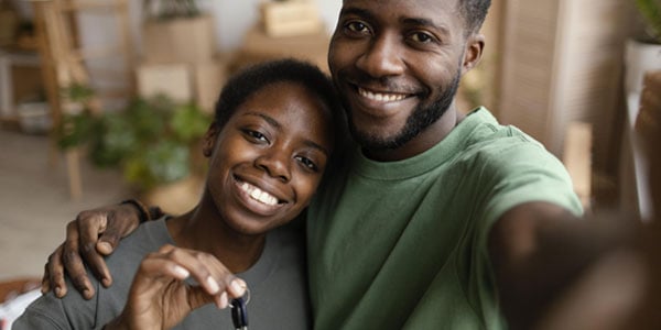 first-time-home-buyers-can-enjoy-homeownership-with-carolina-trust-image-of-couple-on-move-in-day