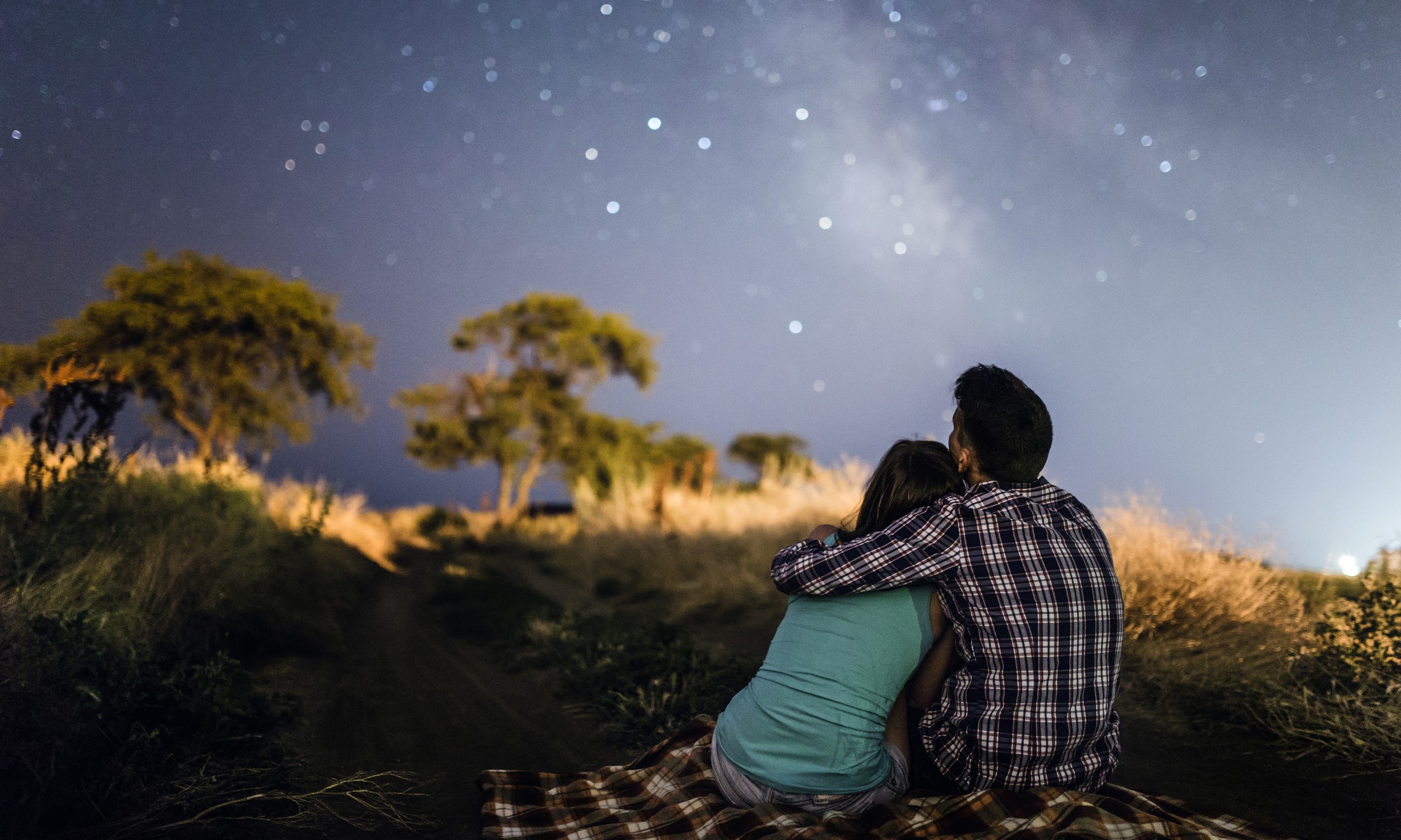 couple-in-love-under-stars-of-milky-way-galaxy-picture-id675004800