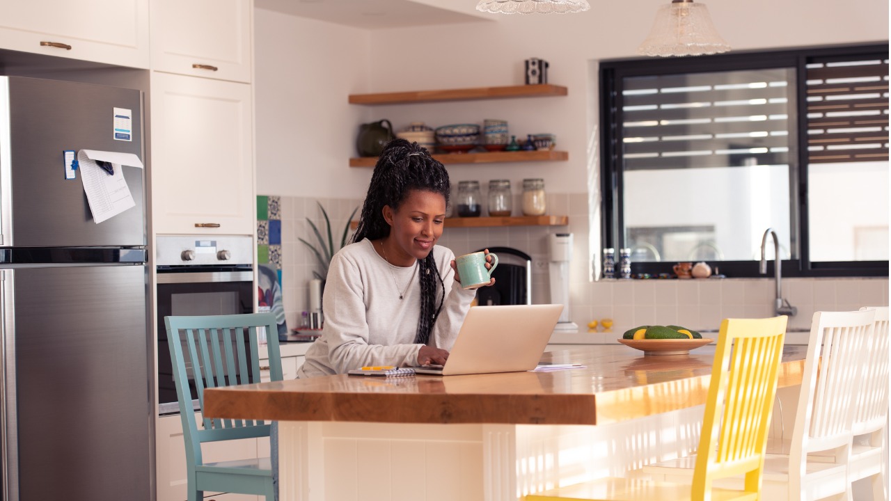 freelancer-woman-working-online-at-home.jpg_s=1024x1024&w=is&k=20&c=woIZ2yJXDWU7jLlF9pgzkKefdsw8rQUAEO992fEvyHo=