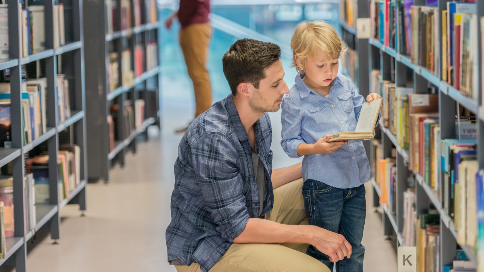 preschool-boy-with-his-father-in-public-library-picture-id1079677722