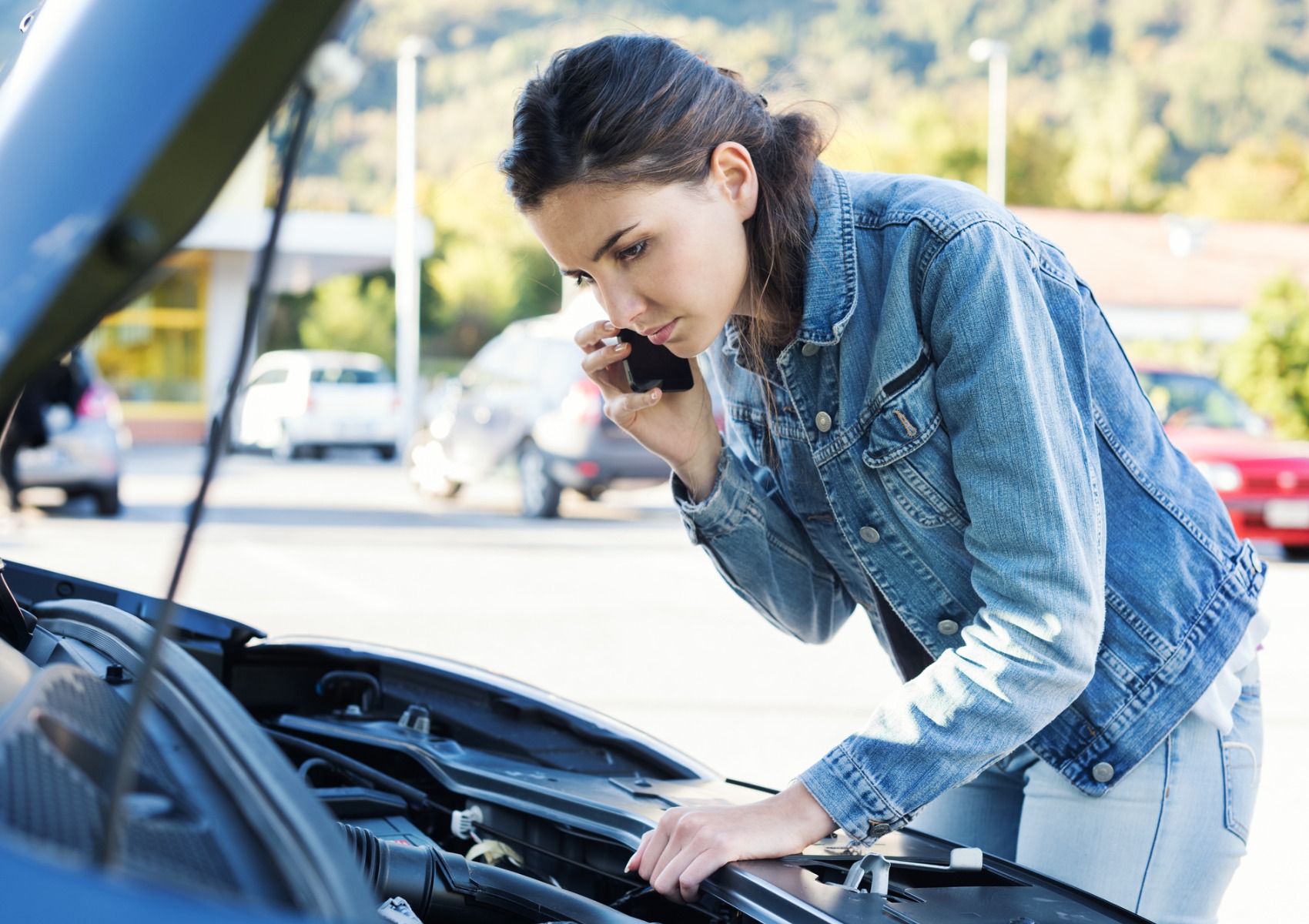 woman-calling-car-assistance-picture-id903596588